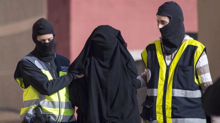 Detienen a dos españolas por sus lazos con el EI, una de ellas casada con un sanguinario yihadista