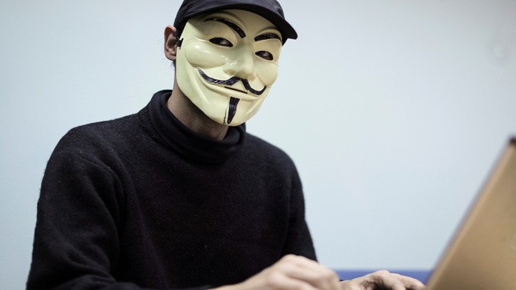 Anonymous amenaza al grupo Bilderberg: "Controlamos los ordenadores y móviles de vuestras familias"