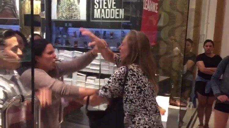 Una cliente y una empleada se enzarzan a golpes en un centro comercial 