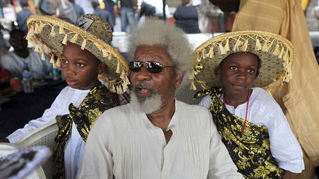 Un premio Nobel rompe su tarjeta de residencia de EE.UU. tras la victoria de Trump