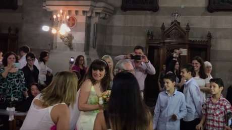 Llega a la boda de unos amigos, pero termina casándose ella