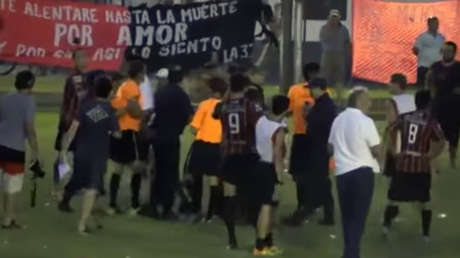 Video: Hinchas le dan una paliza a un árbitro de fútbol argentino