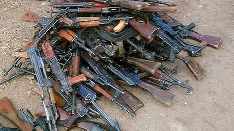 Unos 3.000 militantes sirios entregan sus armas cerca de Damasco