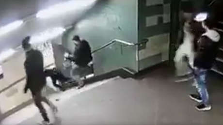 Indignante video: un joven tira brutalmente por las escaleras a una mujer en el metro de Berlín