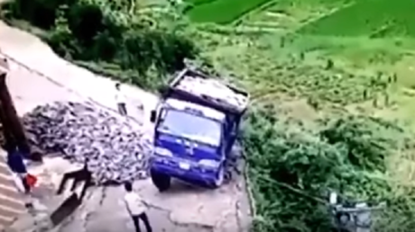 Conductor chino se salva de morir aplicando un truco de 'Fast & Furious' 