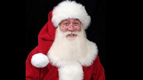 Santa Claus cumple el último deseo de un niño enfermo que muere en sus manos