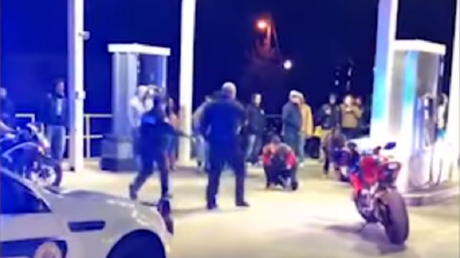 "¡Al suelo!" Dos policías arrestan al novio de una joven que nunca imaginó lo que vendría después