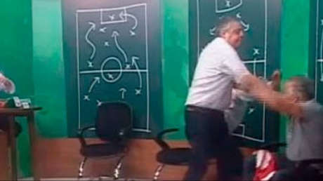 VIDEO: El expresidente de un club de fútbol brasileño golpea en vivo a un periodista