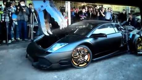 La Policía destruye sin piedad un Lamborghini confiscado