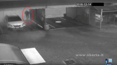 Le roban el coche mientras lo lava 