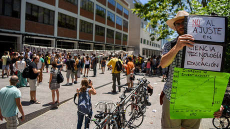 Científicos argentinos obtienen un triunfo tras ocupar un ministerio durante varios días