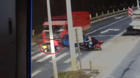 Un niño sobrevive milagrosamente tras ser atropellado por un camión