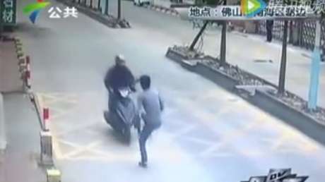 Recupera su teléfono robado con una impresionante patada de Kung Fu