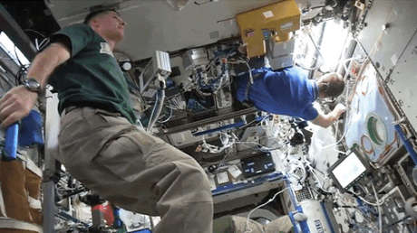 Los tripulantes de la EEI 'detienen el tiempo' en un espectacular video