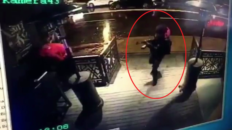Un video muestra el momento en que el atacante de Estambul abre fuego
