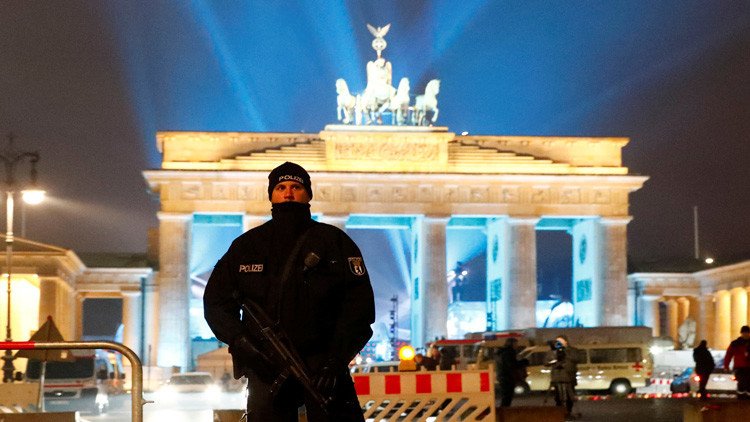 La Policía de Berlín detiene a un hombre que gritó "¡bomba!" durante los festejos de Nochevieja