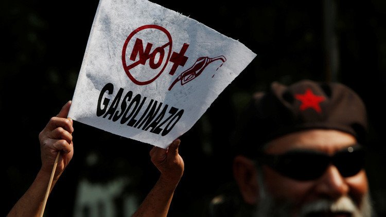 México: Las protestas contra el 'gasolinazo' derivan en el bloque de carreteras