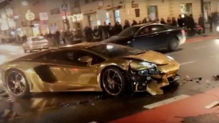 Un transeúnte graba el momento exacto del choque de un Lamborghini Aventador dorado