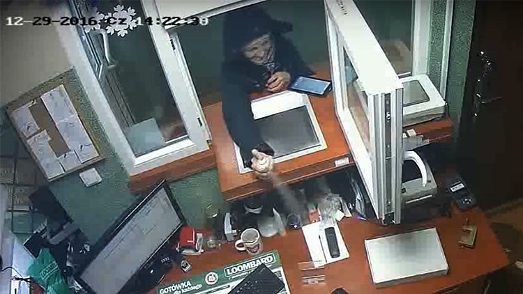 Robo poco ortodoxo: una mujer asalta una tienda de empeño con un espray