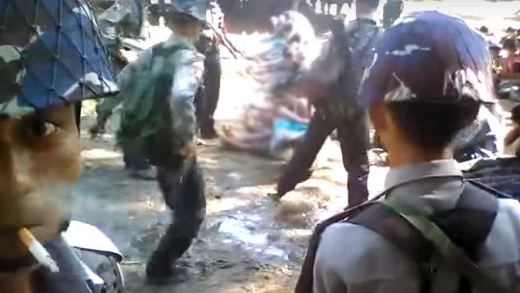 FUERTE VIDEO: Policía golpea brutalmente a representantes de una minoría musulmana en Birmania