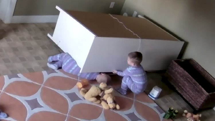 La fuerza del vínculo: niño de 2 años levanta una cómoda para salvar a su hermano gemelo