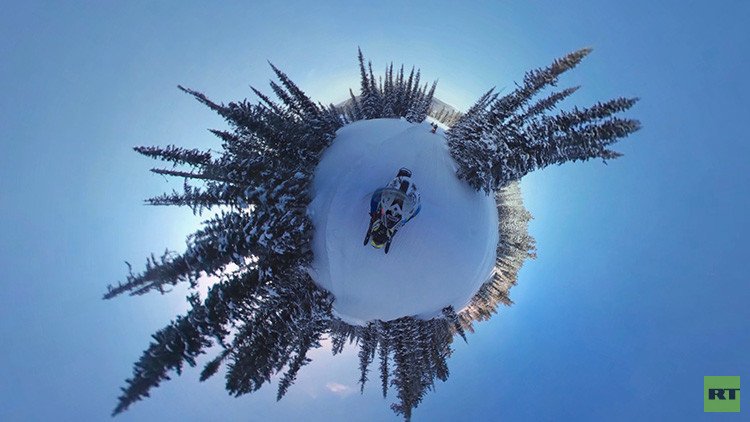 'El cuento de hadas de invierno': atravesando Siberia en una moto de nieve en 360º