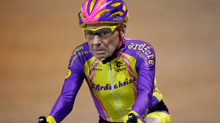 Francés de 105 años de edad explica cómo logró su récord de ciclismo