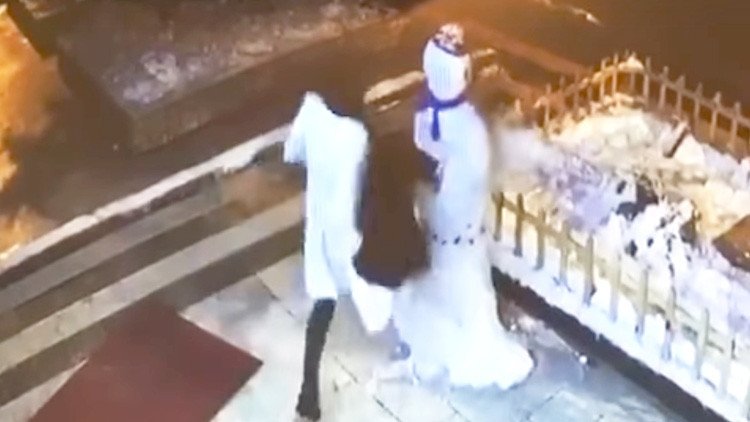 Una mujer 'mata' a un muñeco de nieve y este 'se venga desde el más allá'