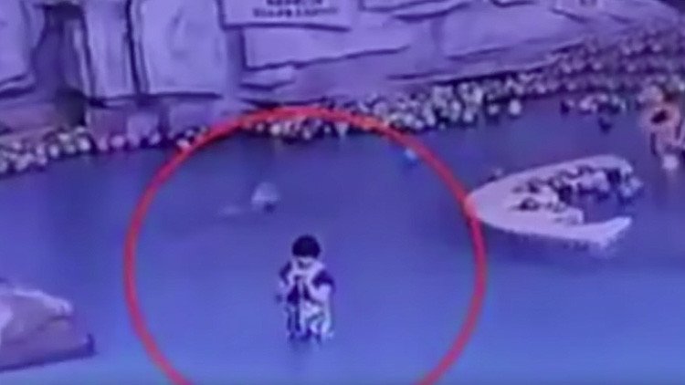 Un niño se ahoga en la piscina mientras su madre mira el teléfono (FUERTE VIDEO)