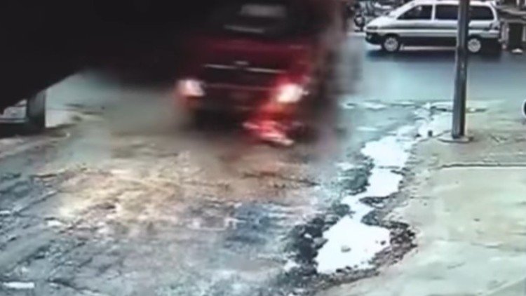 Dos niñas escapan de una muerte segura tras ser golpeadas por un camión (FUERTE VIDEO)