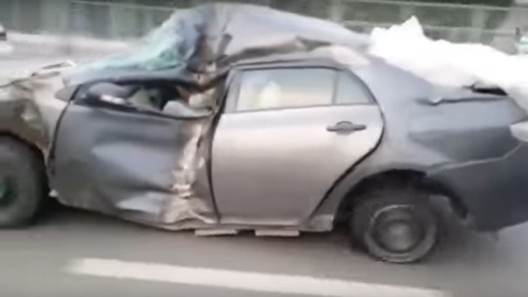 Toyota, ‘el coche del año’: Sin un neumático, casi destruido, ¡pero todavía anda!