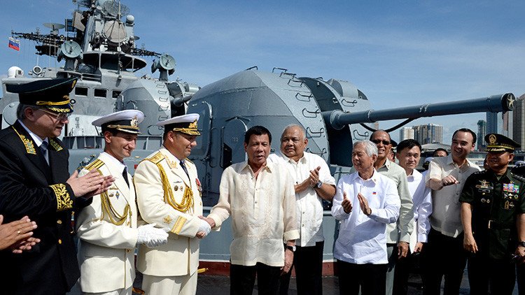 Duterte visita el buque antisubmarino ruso Admiral Tributs (video)