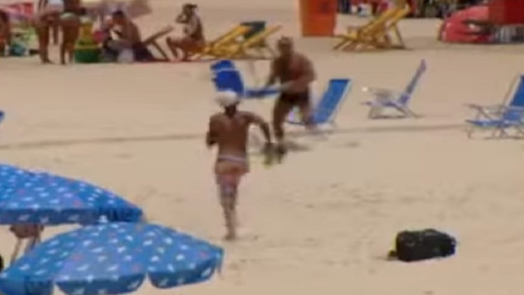 Ladrón recibe su merecido en una playa de Brasil