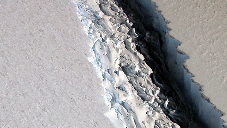 Un iceberg  del tamaño de medio Puerto Rico está a punto de separarse de la Antártida