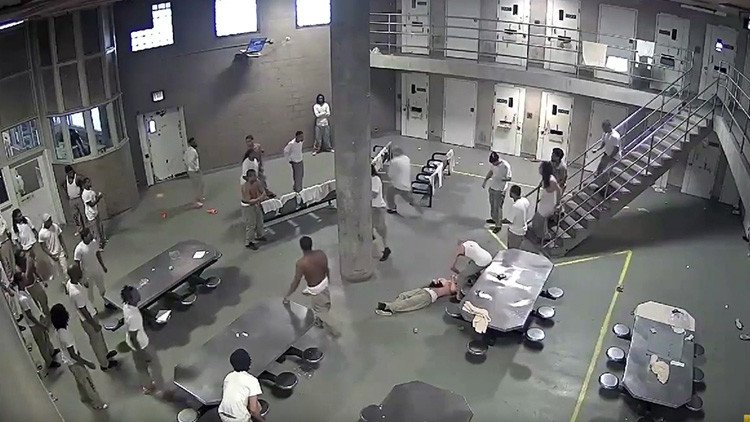 Una pelea en la cárcel más grande de Estados Unidos deja varios heridos (VIDEO)