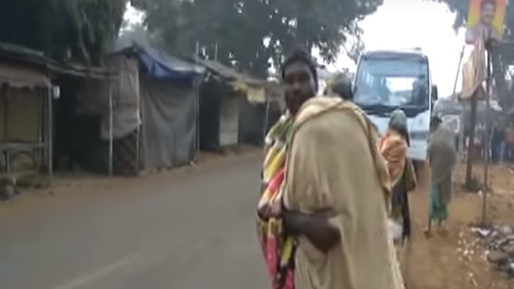 Video desgarrador: un indio se ve forzado a llevar en brazos el cadáver de su hija 15 kilómetros