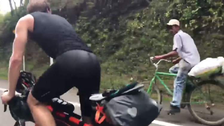 Un anciano campesino deja en ridículo con su bici a dos triatletas en Colombia