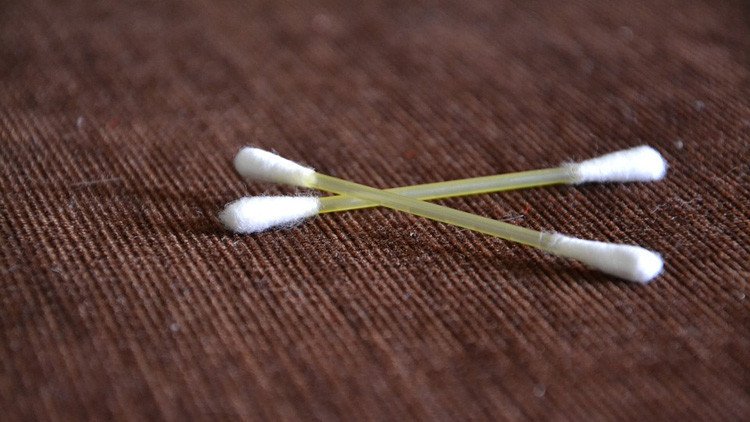 ¿Por qué debería dejar de limpiarse los oídos con hisopos de algodón?