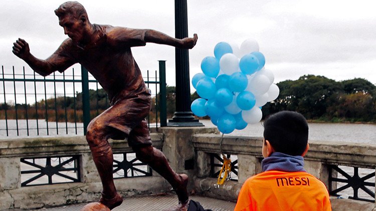 Argentina: Destruyen una estatua de Lionel Messi (FOTO)