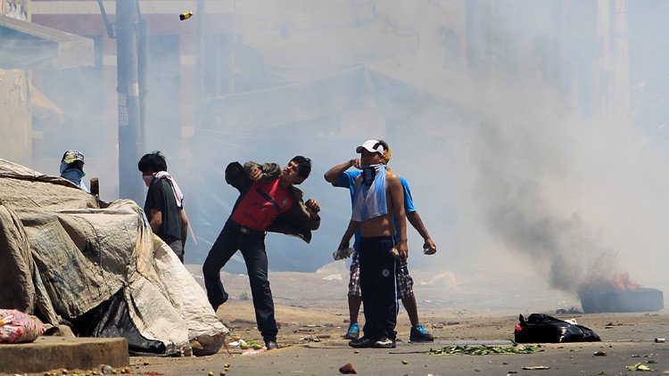 Policía peruana usa gases lacrimógenos en protestas por los peajes en Puente Piedra (VIDEOS)