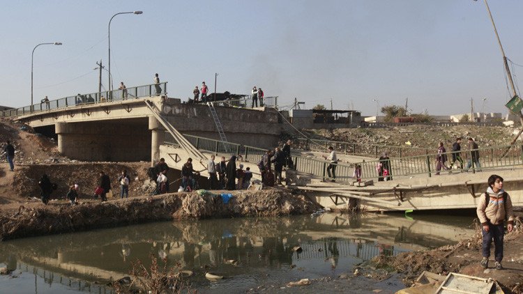 El Estado Islámico vuela todos los puentes sobre el río Tigris que controla en Mosul