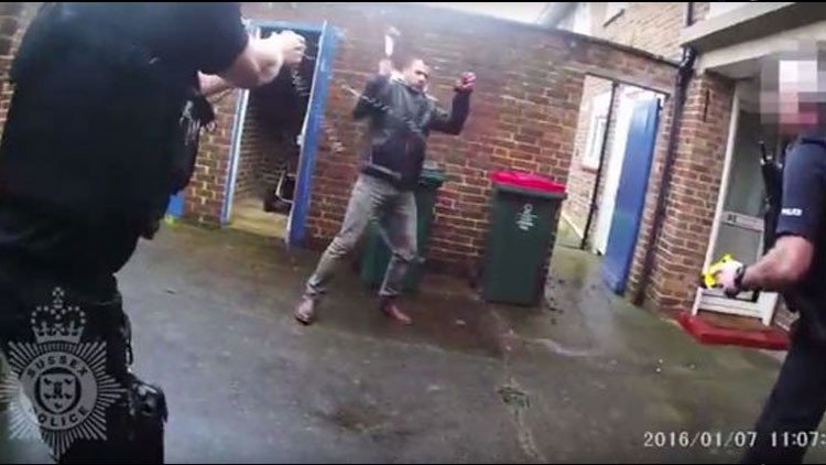 Reino Unido: Un hombre ataca violentamente a dos policías con un martillo (Video)