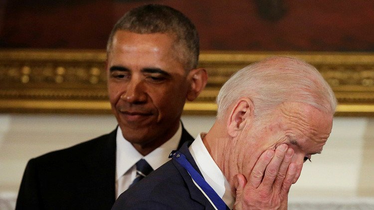 Memes se burlan de la sentida reacción de Joe Biden al recibir la medalla de manos de Obama