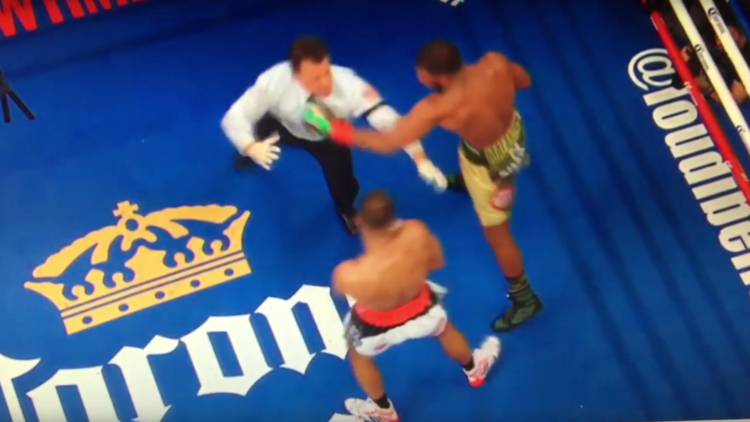 El árbitro se lleva una dura 'propina' al intentar separar a dos boxeadores
