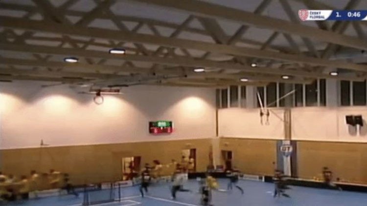 Video: Dos equipos de floorball se salvan de ser aplastados al colapsar el techo de un gimnasio