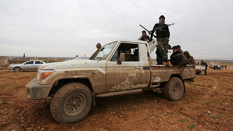 El Estado Islámico rodea la base aérea siria de Deir ez-Zor