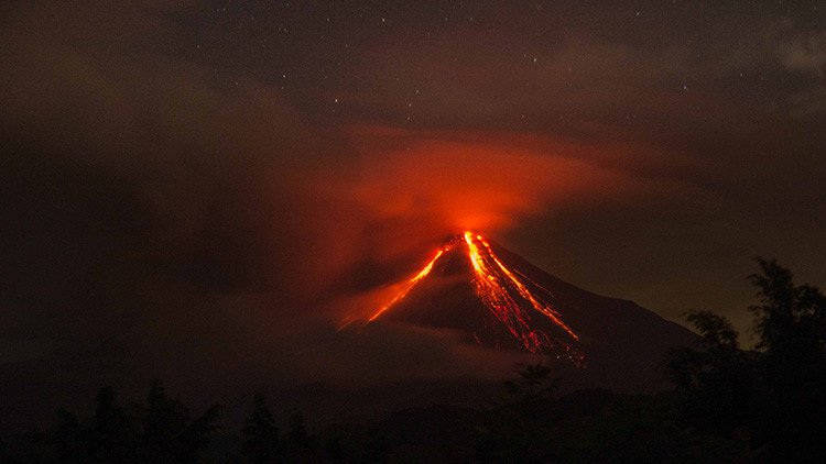 'Volcán de Fuego' mexicano de Colima lanza fumarola "de postal" (Video, fotos)
