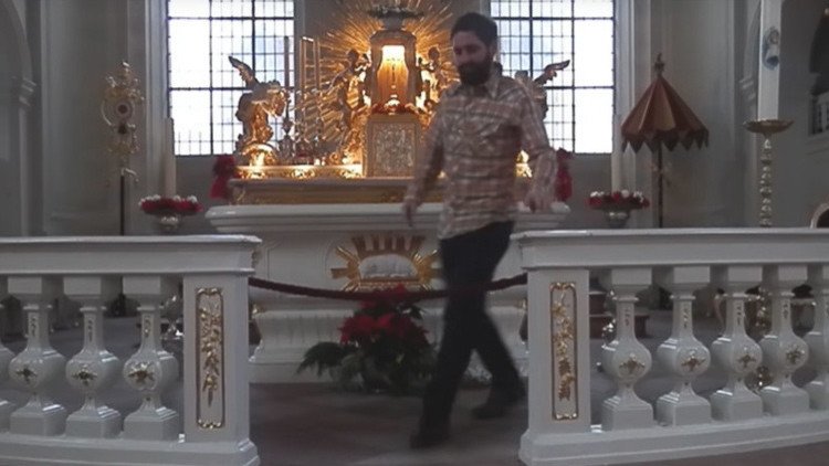 Multado con 700 euros por hacer flexiones en el altar de una iglesia católica (VIDEO)