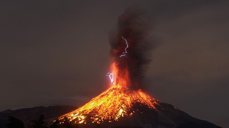 Espectacular video: Así explota el volcán de Colima en México antes de expulsar lava