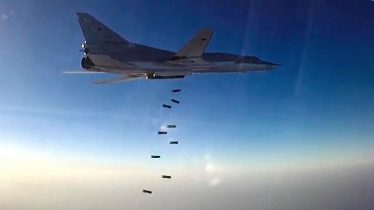 VIDEO: Seis aviones militares procedentes de Rusia atacan instalaciones del Estado Islámico en Siria